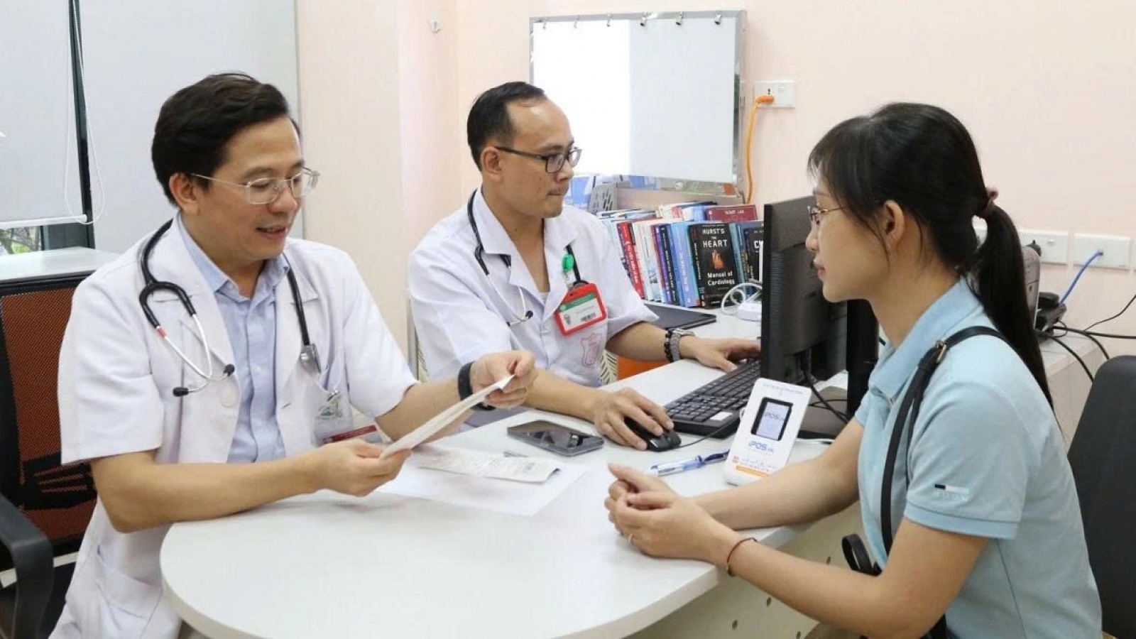 Bác sĩ làm ở BV Bạch Mai, Việt Đức Ninh Bình sẽ nhận thêm nhiều khoản tiền hỗ trợ